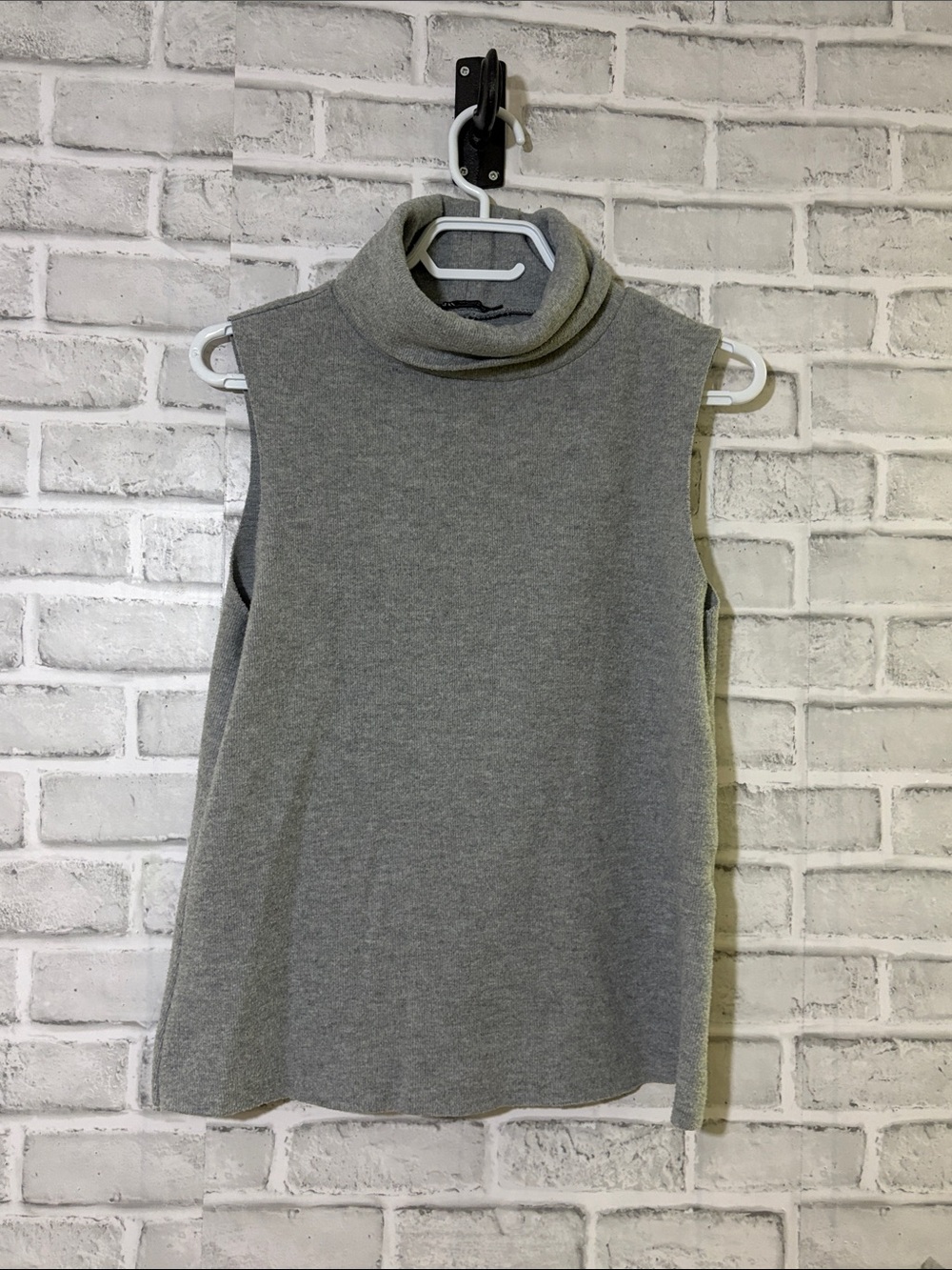Zara Sleeveless Gray Turtleneck Knit Top- size small